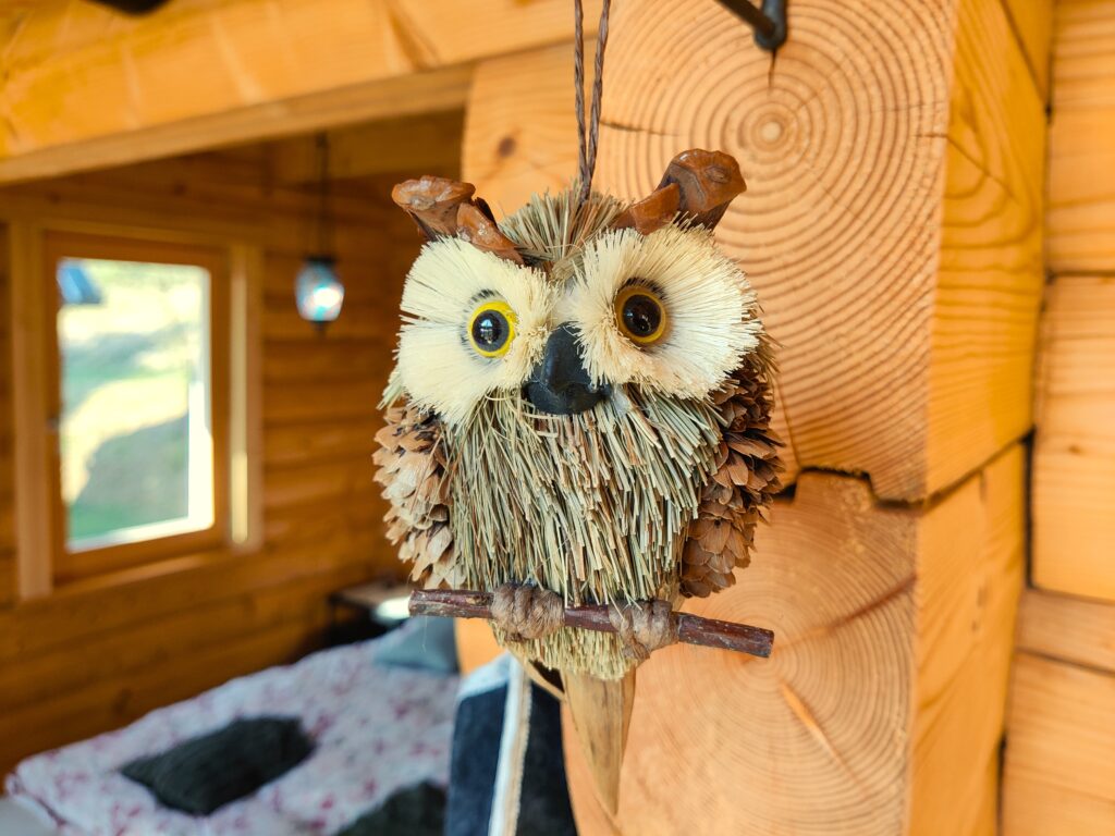 lesen dekor sova v leseni hiški na Goričkem